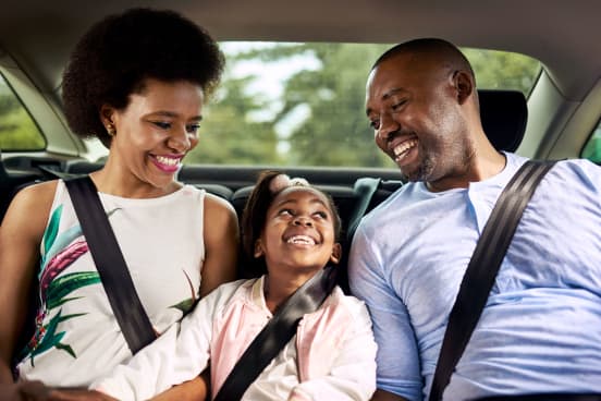 Familia viajando con la app de Uber 