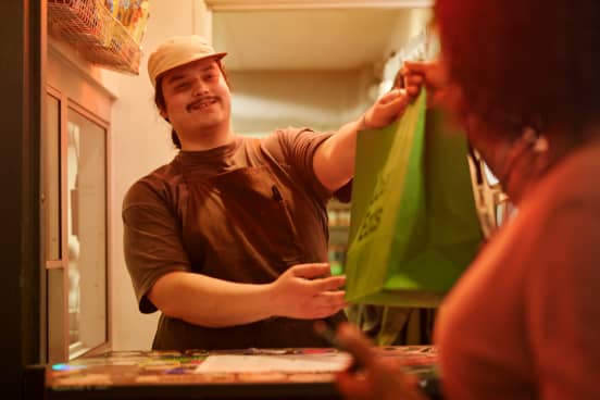 M-HB10_MERCHANT_EARNER_HANDOFF_UBER_EATS---CAMERA_R_0286_VS_R3