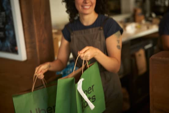 M-SS11_MERCHANT_EARNER_HANDOFF_UBER_EATS_RESTAURANT---CAMERA_R_0429_VS_R2