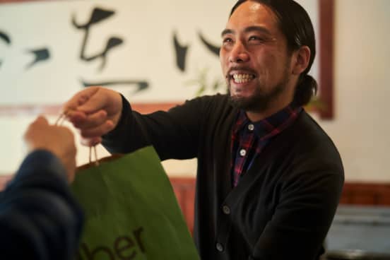 M-SS11_MERCHANT_EARNER_HANDOFF_UBER_EATS_RESTAURANT---CAMERA_R_0429_VS_R2