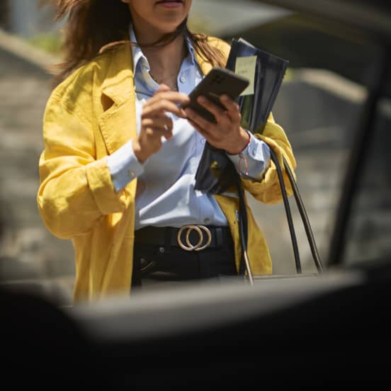 mujer esperando un viaje