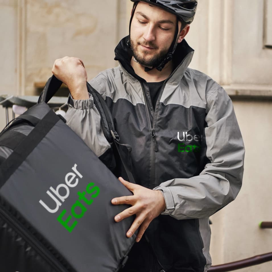 L'uber Mange Le Livreur De Vélo Avec Des Ubereats De Sac à Dos